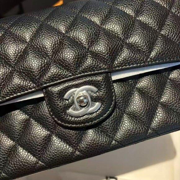 Classic CHANEL Bag: A Stylish and Versatile Choice for Elegance - Picture 3 of 6